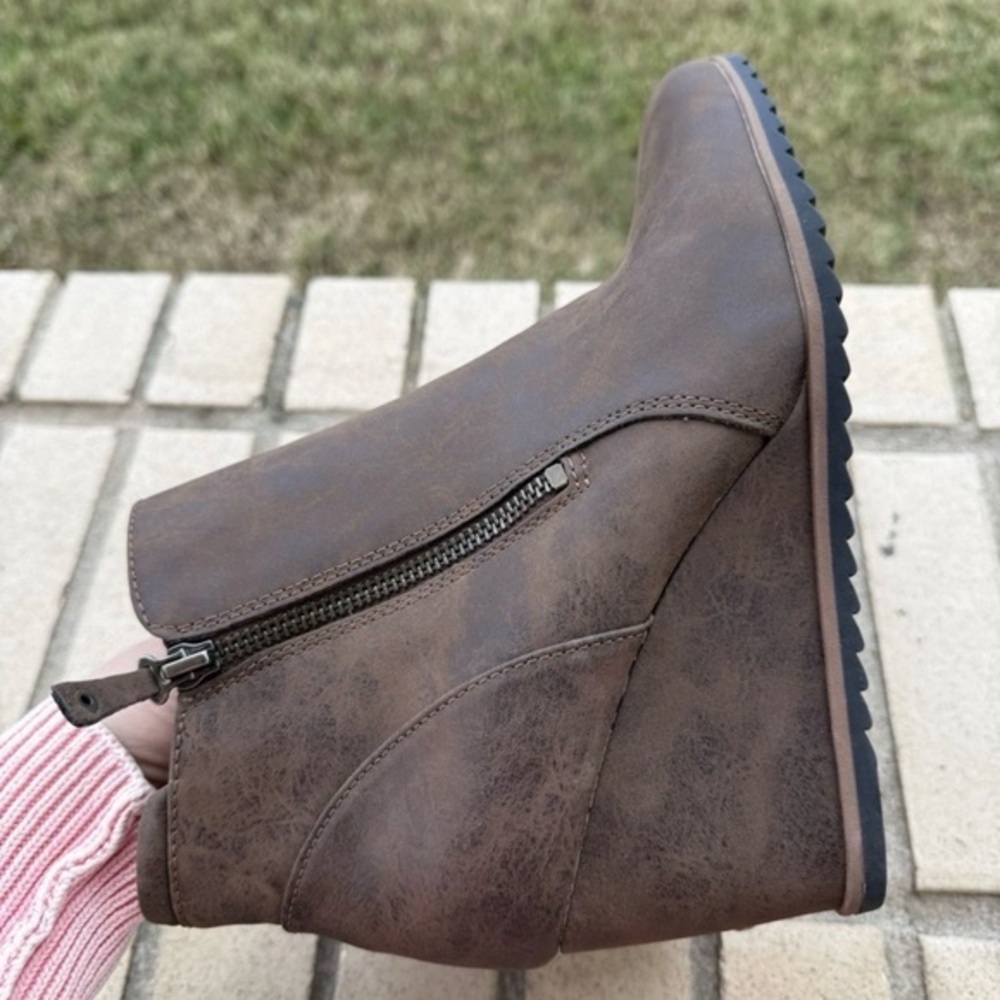 NATURALIZER SOUL Haley Brown Wedge Ankle Bootie Comfort Fall Winter Boots 9.5